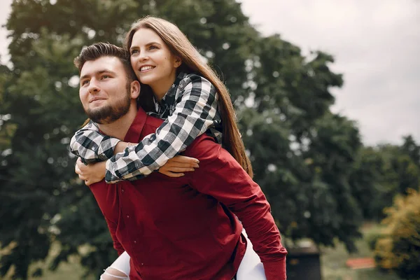 Beau couple passer du temps dans un parc d'été — Photo