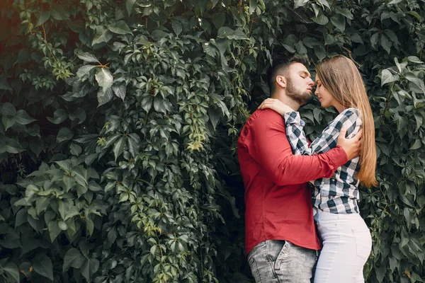 Belo casal passar o tempo em um parque de verão — Fotografia de Stock