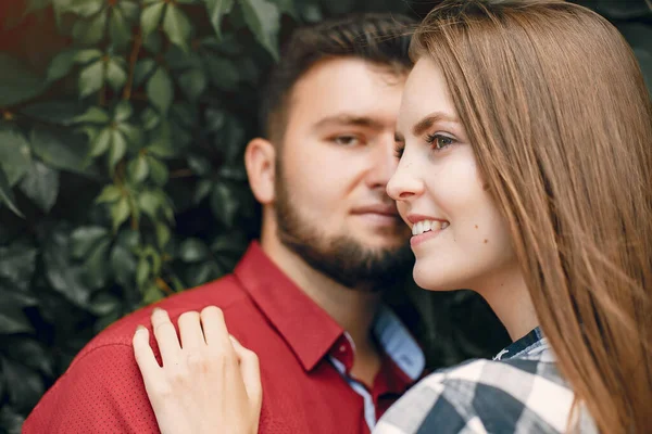 Beautiful couple spend time in a summer park — Stock Photo, Image