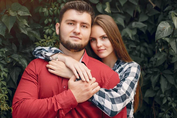 Beautiful couple spend time in a summer park — Stock Photo, Image