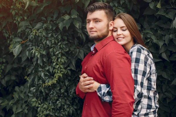 Hermosa pareja pasar tiempo en un parque de verano —  Fotos de Stock