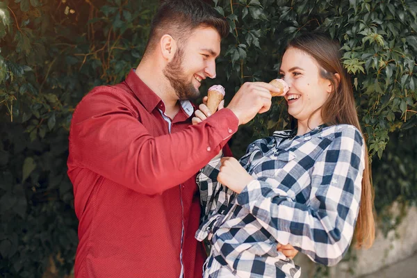 Beautiful couple spend time in a summer park — Stock Photo, Image