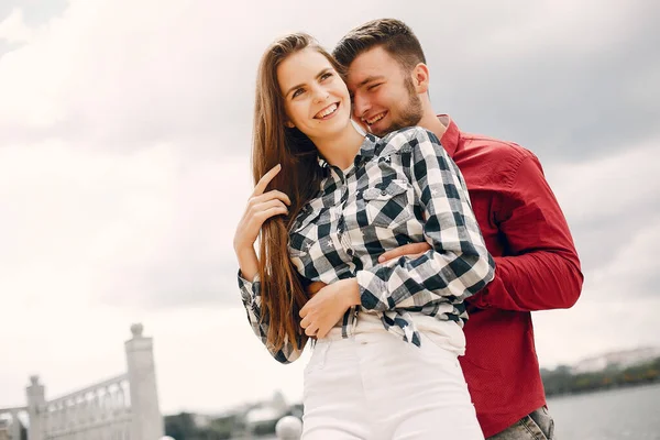 Schönes Paar verbringt Zeit in einem Sommerpark — Stockfoto