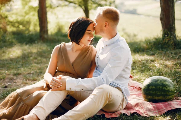 Söt familj tillbringar tid på ett sommarfält — Stockfoto