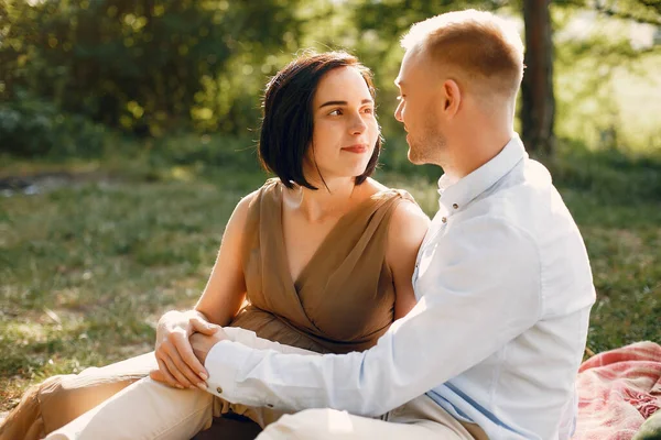 Söt familj tillbringar tid på ett sommarfält — Stockfoto