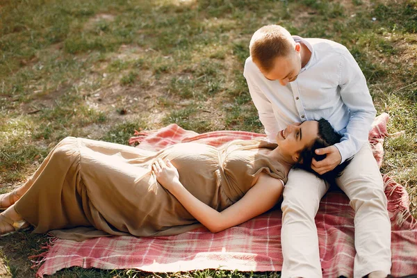 Nette Familie verbringt Zeit in einem Sommerfeld — Stockfoto