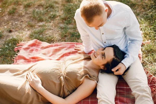 Söt familj tillbringar tid på ett sommarfält — Stockfoto