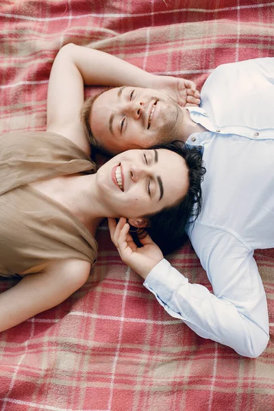 Leuke familie die tijd doorbrengt in een zomerveld — Stockfoto