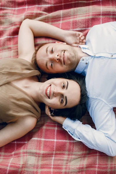 Leuke familie die tijd doorbrengt in een zomerveld — Stockfoto