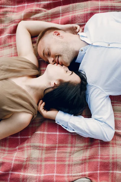 Söt familj tillbringar tid på ett sommarfält — Stockfoto