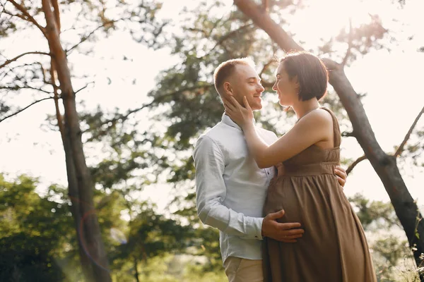 Şirin bir aile yaz tarlasında vakit geçiriyor.