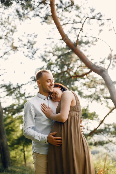 Söt familj tillbringar tid på ett sommarfält — Stockfoto