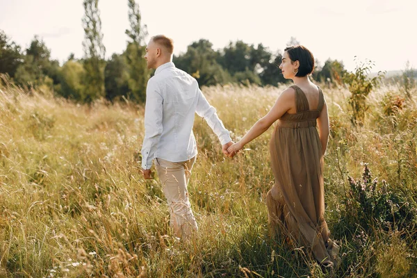 Söt familj tillbringar tid på ett sommarfält — Stockfoto