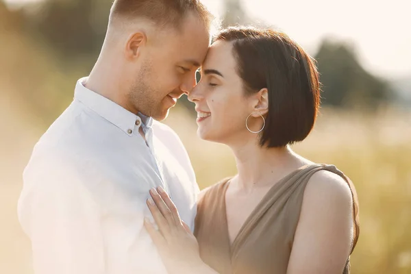 Söt familj tillbringar tid på ett sommarfält — Stockfoto