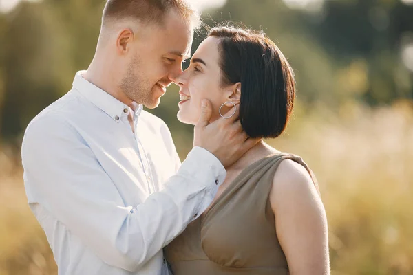 Aranyos családi nyaralás a nyári mezőn — Stock Fotó