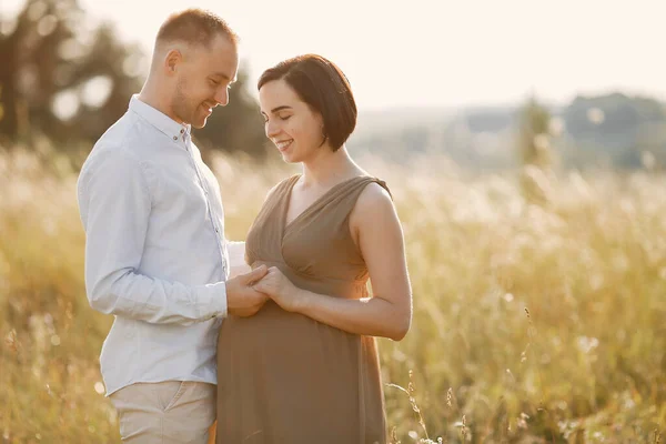 Roztomilé rodinné trávení času v letním poli — Stock fotografie