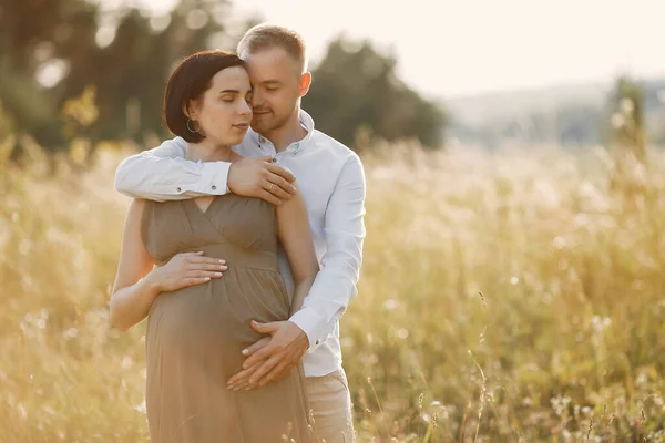 Carino famiglia trascorrere del tempo in un campo estivo — Foto Stock