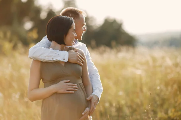 Söt familj tillbringar tid på ett sommarfält — Stockfoto