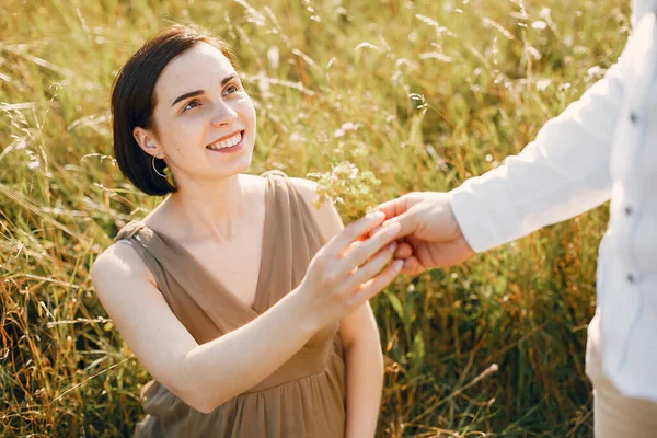 Aranyos családi nyaralás a nyári mezőn — Stock Fotó