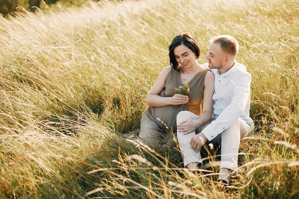 Söt familj tillbringar tid på ett sommarfält — Stockfoto