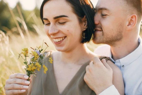 Söt familj tillbringar tid på ett sommarfält — Stockfoto