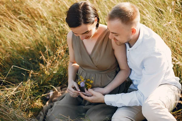 Aranyos családi nyaralás a nyári mezőn — Stock Fotó