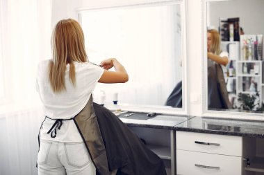 Berber dükkanında oturan şık bir adam.