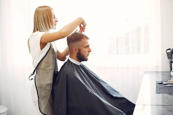 Stylowy mężczyzna siedzi u fryzjera — Zdjęcie stockowe