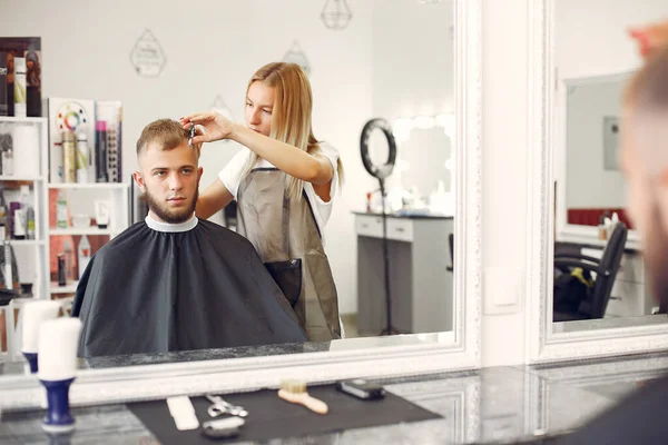 Homem elegante sentado em uma barbearia — Fotografia de Stock