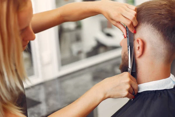 Homem elegante sentado em uma barbearia — Fotografia de Stock