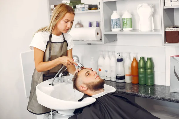 Woma lavando a cabeça dos homens em uma barbearia — Fotografia de Stock