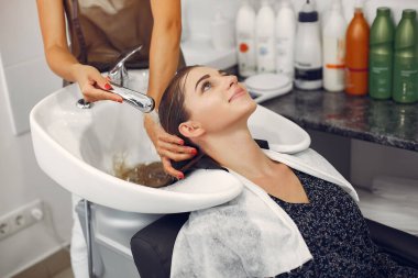 Kuaförde kafasını yıkayan bir kadın.