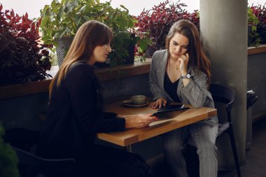 Bir kafede çalışan iki iş kadını.