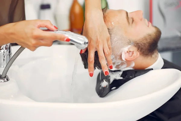 Woma lavando a cabeça dos homens em uma barbearia — Fotografia de Stock