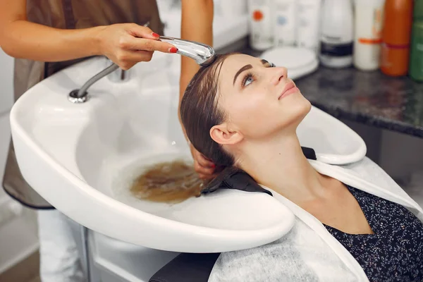 Mujer lavando la cabeza en una peluquería — Foto de Stock