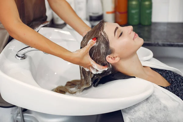 Kuaförde kafasını yıkayan bir kadın.