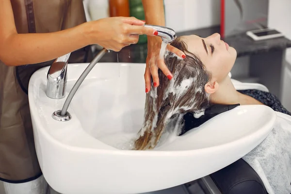 Donna che lava la testa in un parrucchiere — Foto Stock