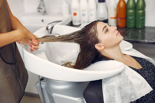 Mulher cabeça de lavagem em um cabeleireiro — Fotografia de Stock