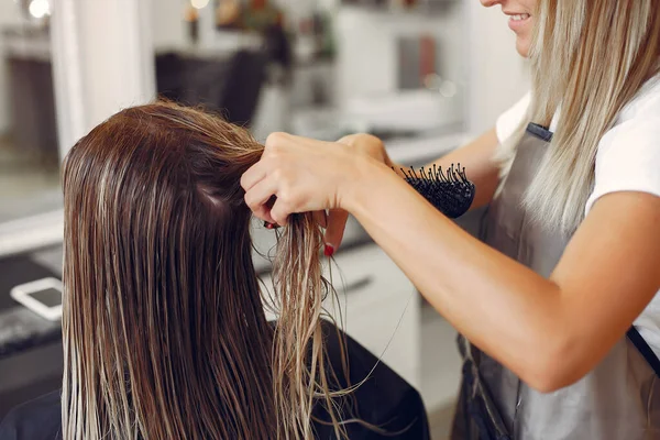 Mulher secando o cabelo em um cabeleireiro — Fotografia de Stock