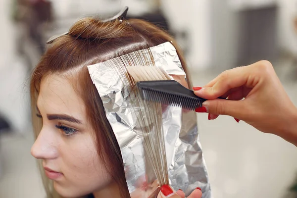 Перукар кольорове волосся її клієнт в перукарні — стокове фото