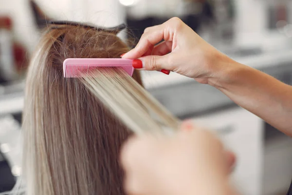 Peluquería hace peinado para su cliente —  Fotos de Stock