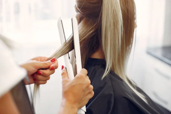 Peluquería hace peinado para su cliente — Foto de Stock
