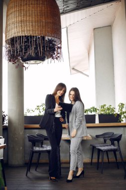 Bir kafede çalışan iki iş kadını.