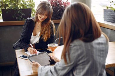 Bir kafede çalışan iki iş kadını.