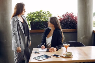 Bir kafede çalışan iki iş kadını.