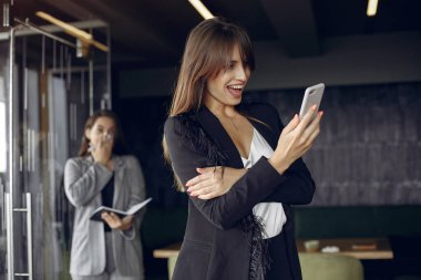 Bir kafede çalışan iki iş kadını.