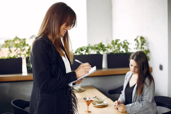 Dos empresarias trabajando en un café — Foto de Stock