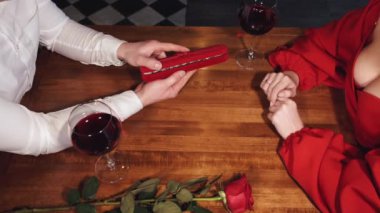 Erkek ellerinin kadınlara hediye tutuşu görüntüsü.