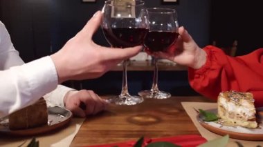 Şarabı tutan kadın ve erkek elleri.