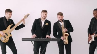 Stüdyoda konserden önce çok uluslu bir grup şarkı prova ediyor.